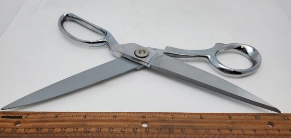 Gingher G-220541-1101 10 Inch Knife-Edge Bent Trimmer showing knife edge.