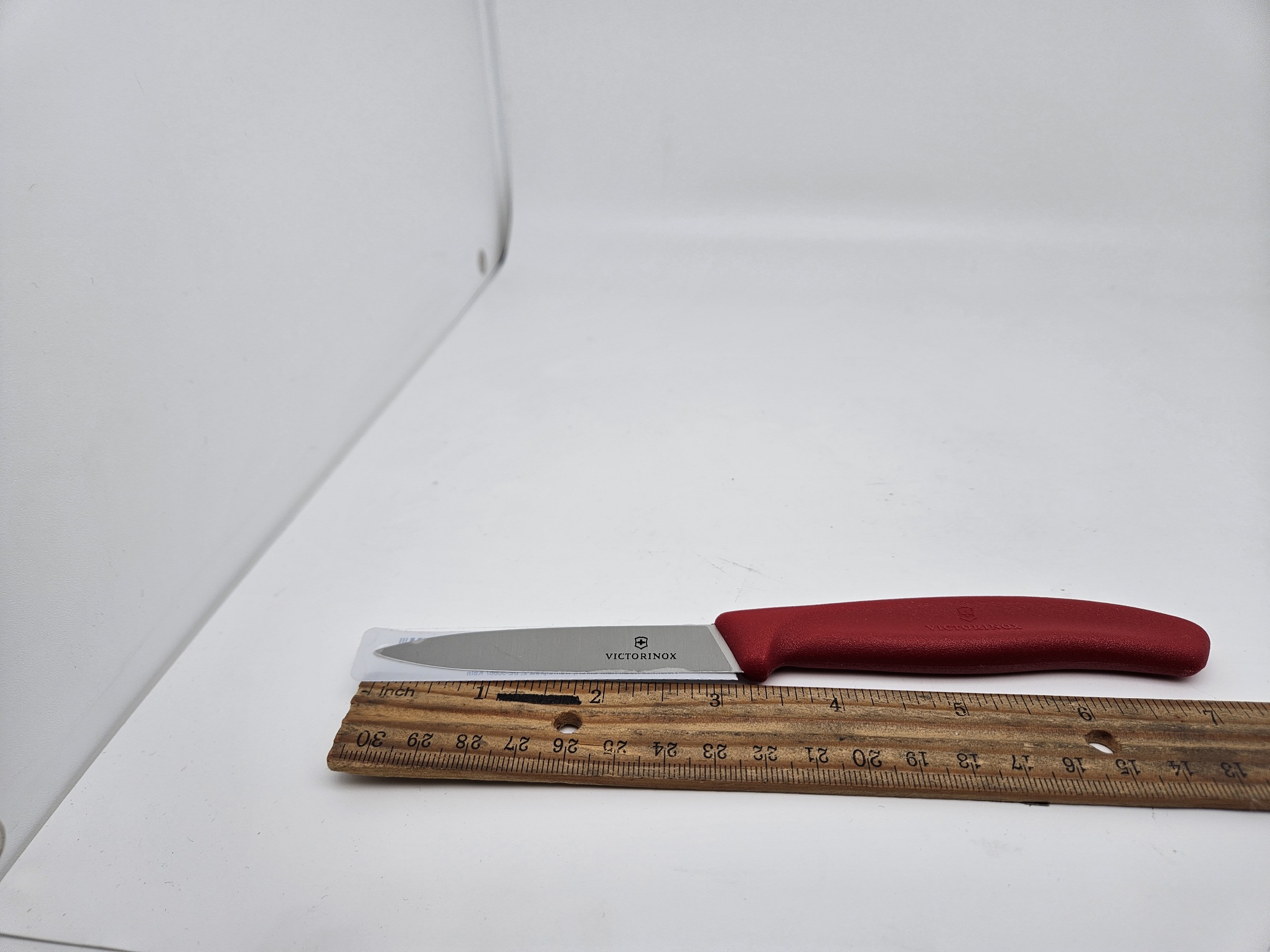 https://heimerdingercutlery.com/wp-content/uploads/2009/05/Victorinox-Swiss-Classic-6.7601-Paring-Knife-3.25-IN-with-Red-Handle-2.jpg