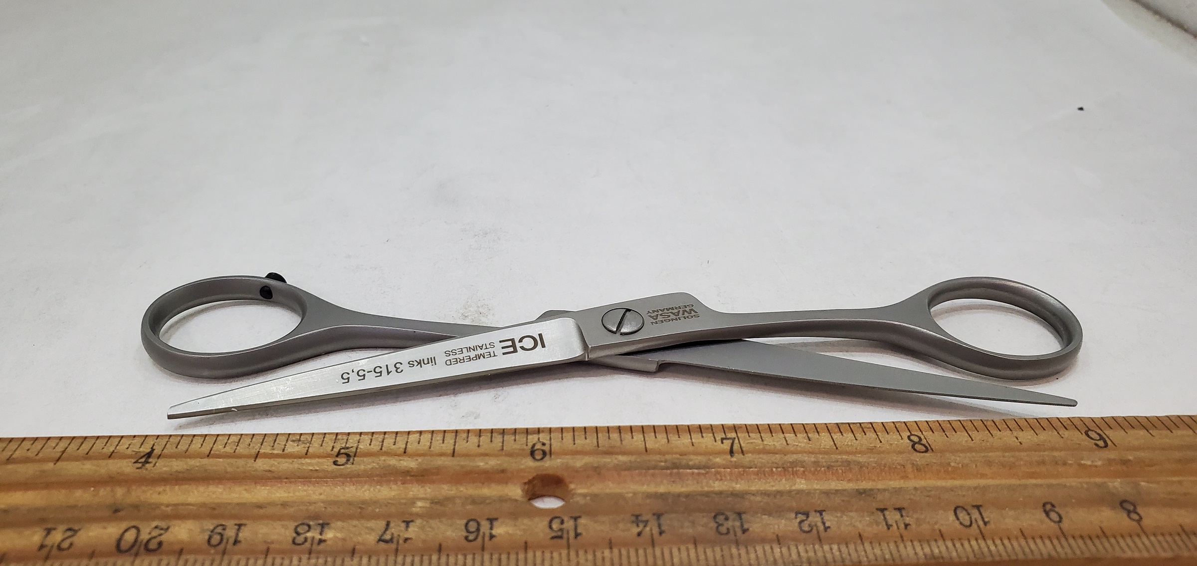WA315-R LH Hair Scissors are true left-hand hair scissors.