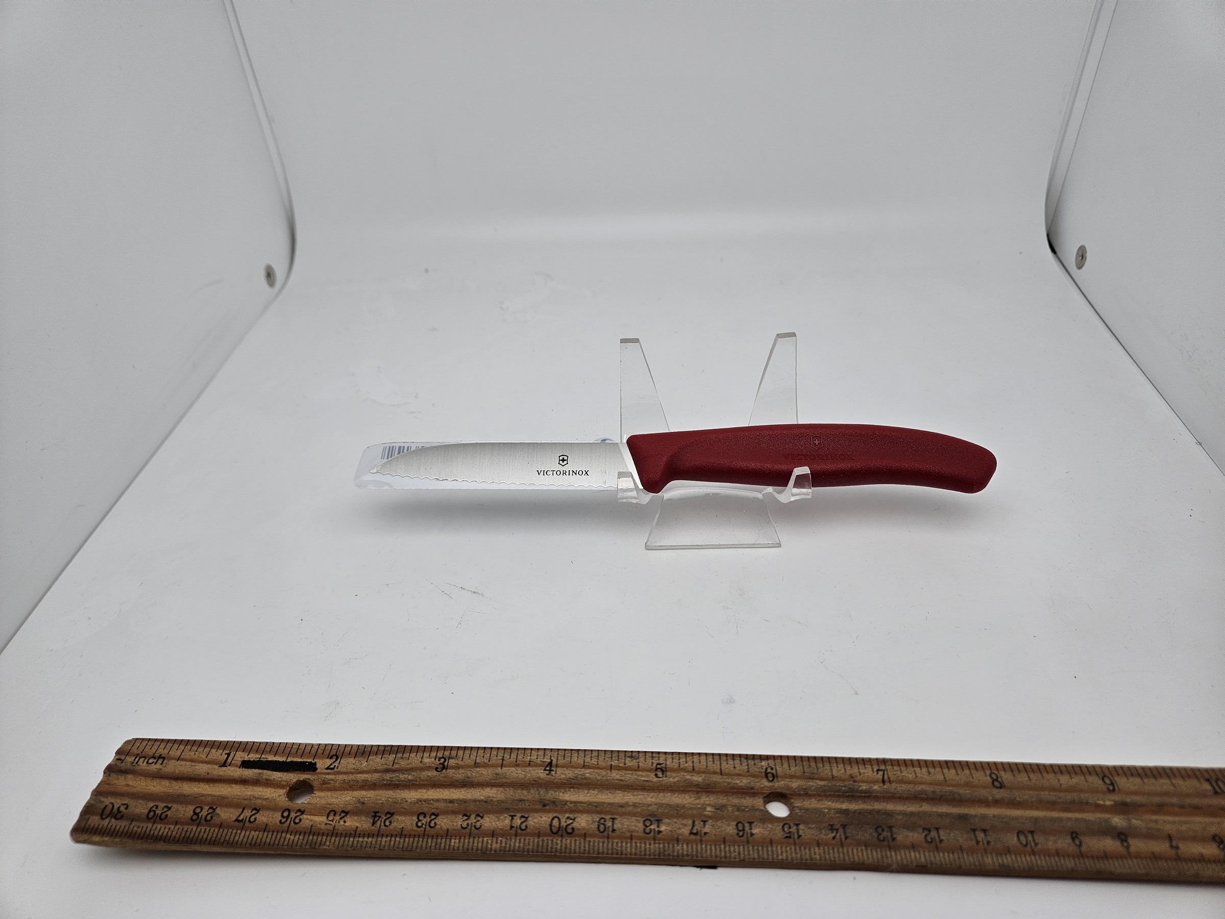 https://heimerdingercutlery.com/wp-content/uploads/2009/08/Victorinox-Swiss-Classic-6.7431-Sheepsfoot-Paring-Knife-with-Wavy-Edge-3.25-IN-with-Red-Handle.jpg